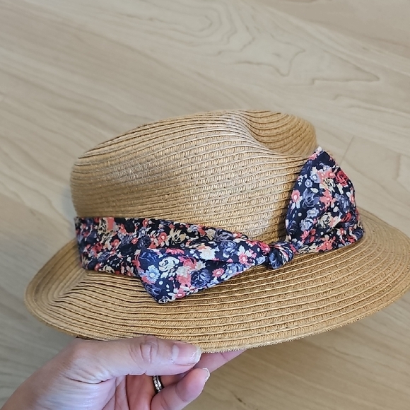 Aritzia Accessories - Aritzia Floral Hat
